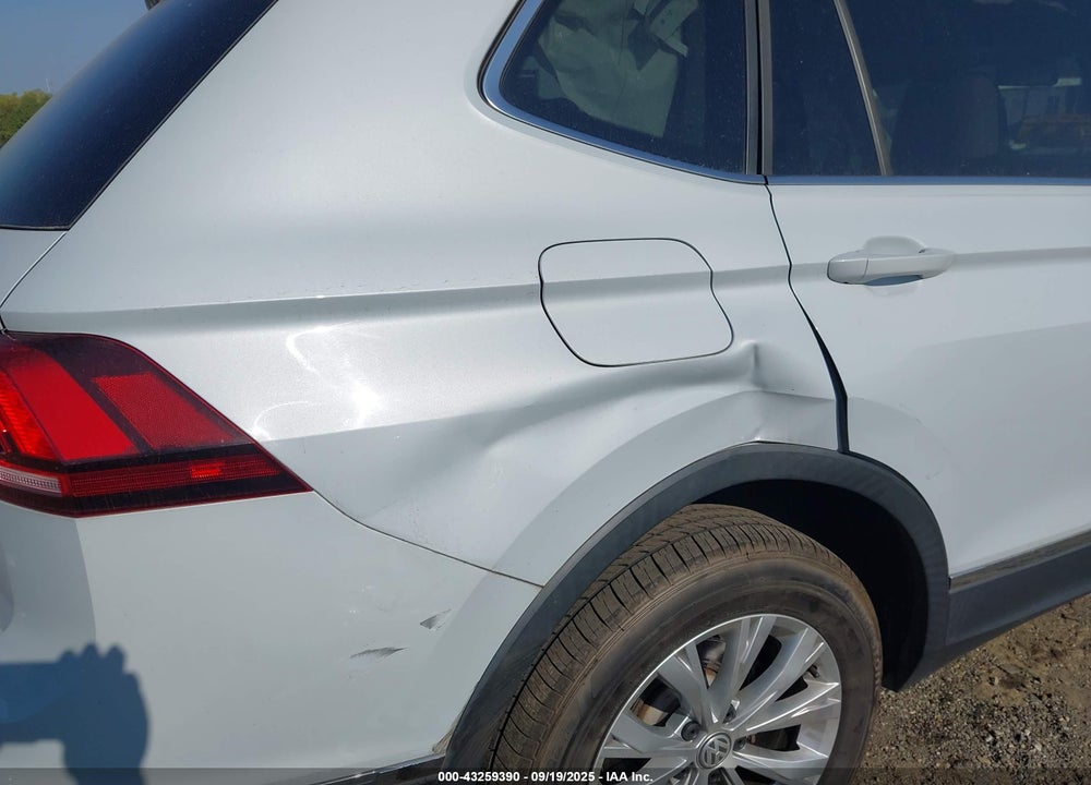 2018 VOLKSWAGEN TIGUAN VIN: 3VV2B7AXXJM123263