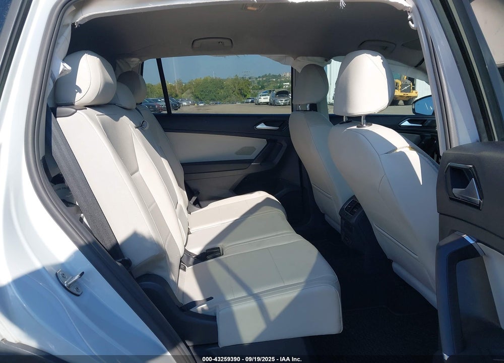 2018 VOLKSWAGEN TIGUAN VIN: 3VV2B7AXXJM123263