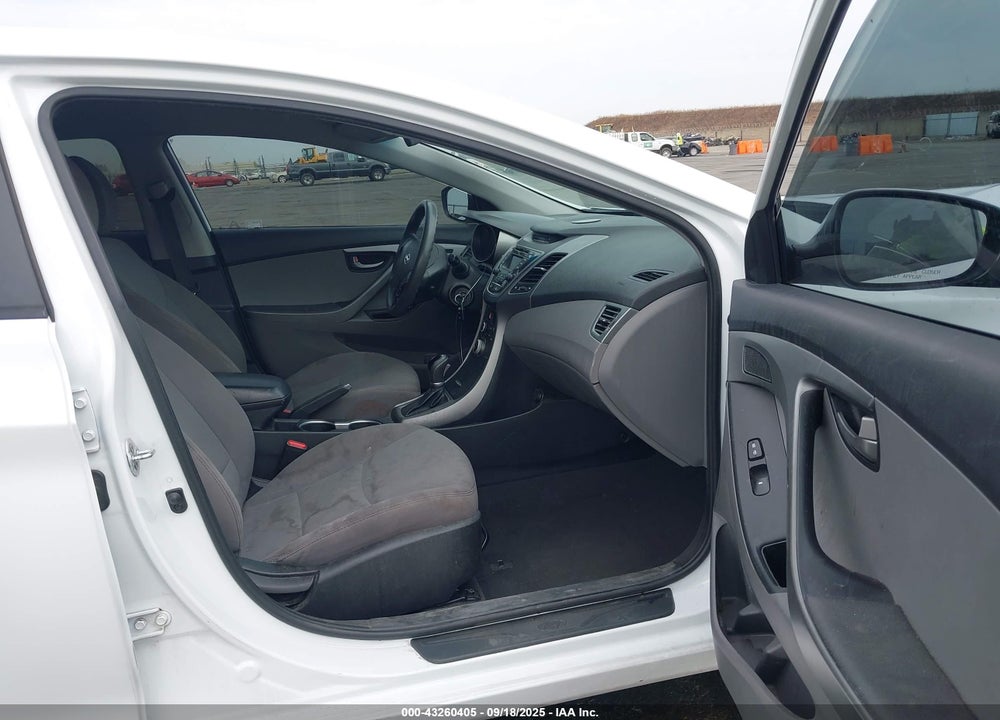 2016 HYUNDAI ELANTRA VIN: 5NPDH4AE3GH687161