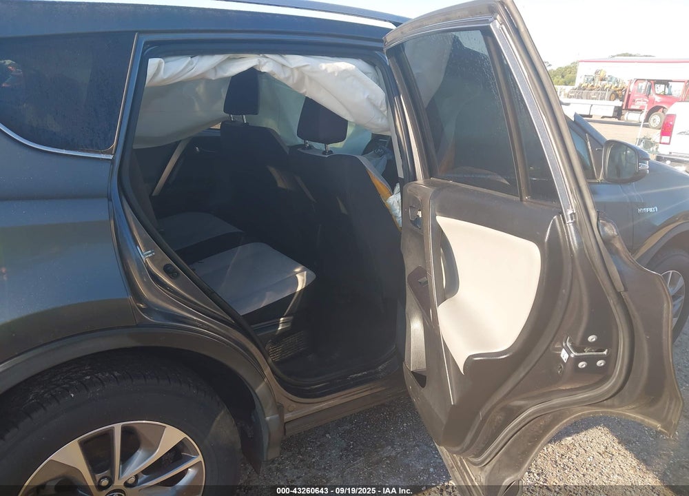 2018 TOYOTA RAV4 HYBRID XLE VIN: JTMRJREV0JD185691