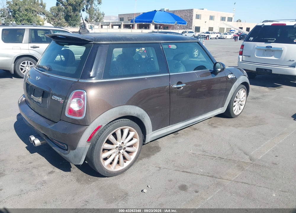 2011 MINI COOPER S VIN: WMWSV3C59BTY10955