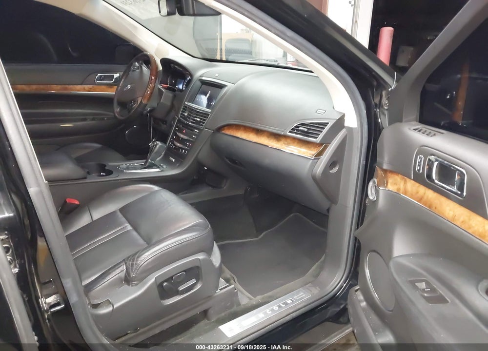 2016 LINCOLN MKT VIN: 2LMHJ5AT5GBL00597