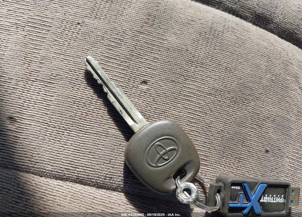 2001 TOYOTA SIENNA LE/XLE VIN: 4T3ZF13C81U322318