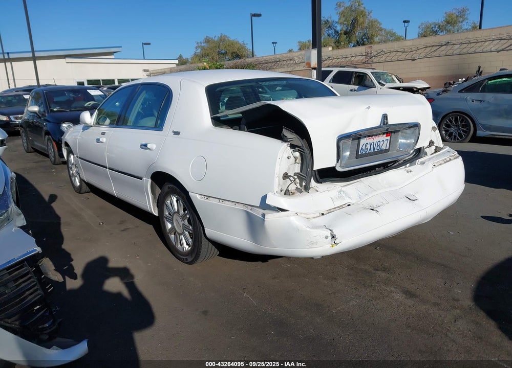 2009 LINCOLN TOWN CAR VIN: 2LNHM82V69X623390