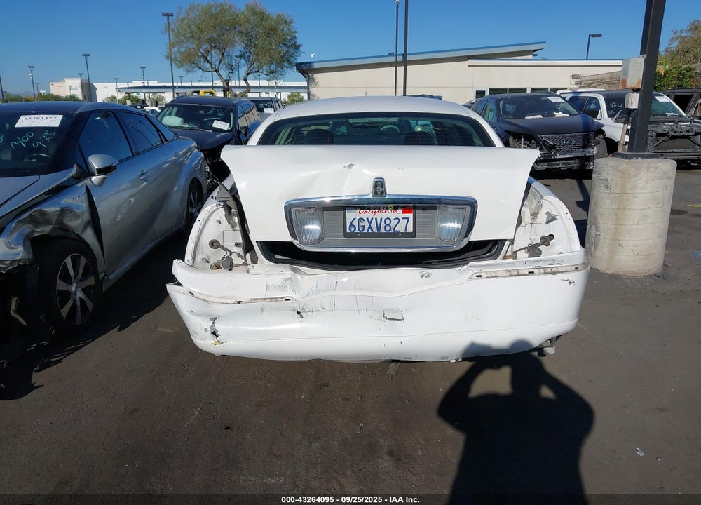 2009 LINCOLN TOWN CAR VIN: 2LNHM82V69X623390