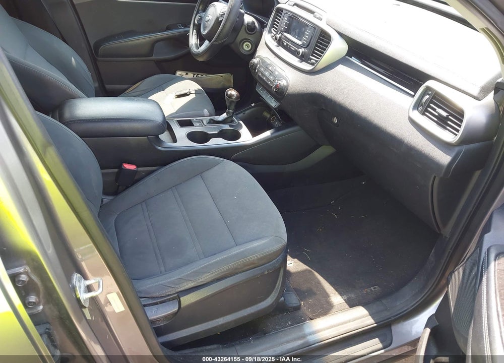 2016 KIA SORENTO VIN: 5XYPG4A51GG033699