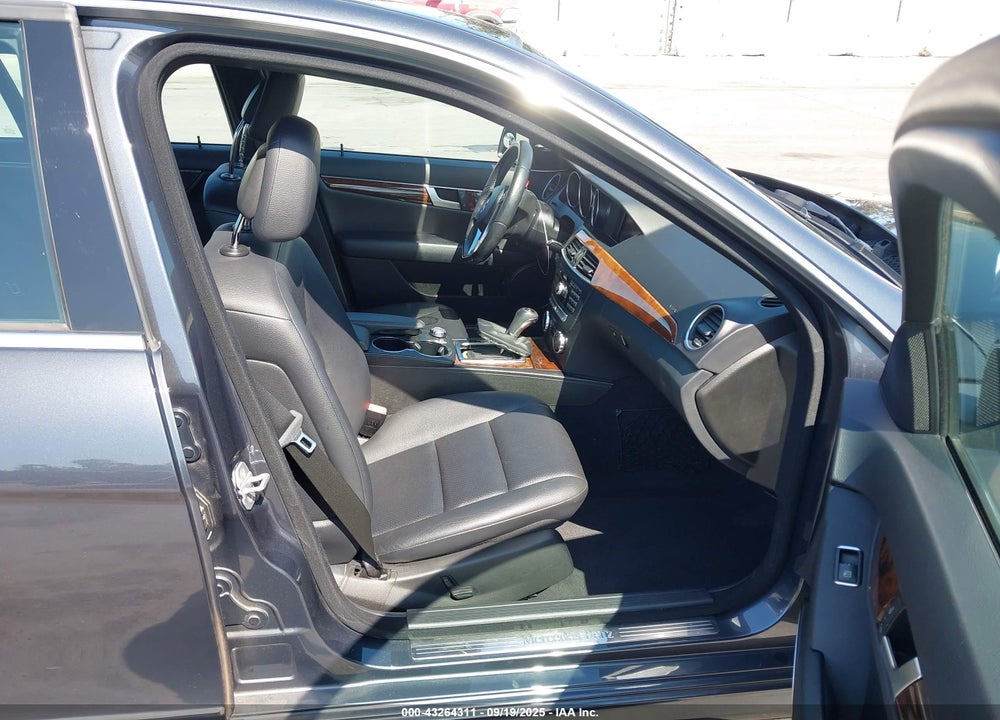2013 MERCEDES-BENZ C 300 SPORT 4MATIC VIN: WDDGF8AB0DA762052