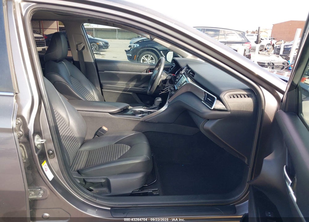 2018 TOYOTA CAMRY SE VIN: 4T1B11HK5JU572463