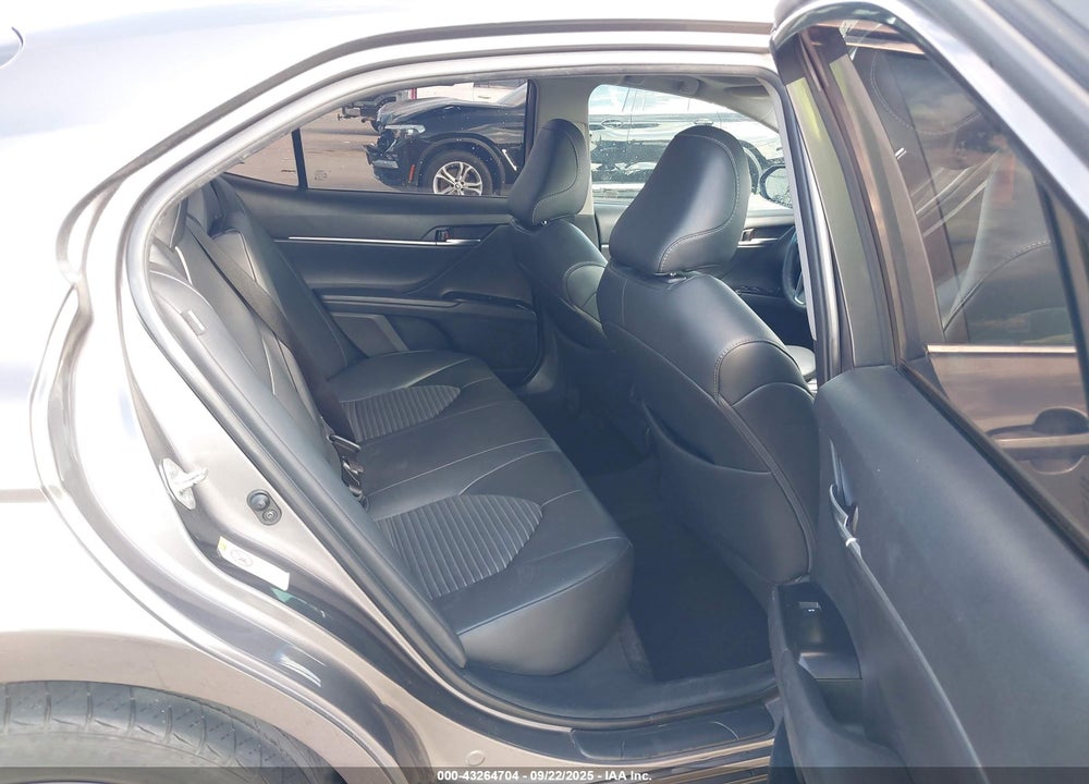 2018 TOYOTA CAMRY SE VIN: 4T1B11HK5JU572463