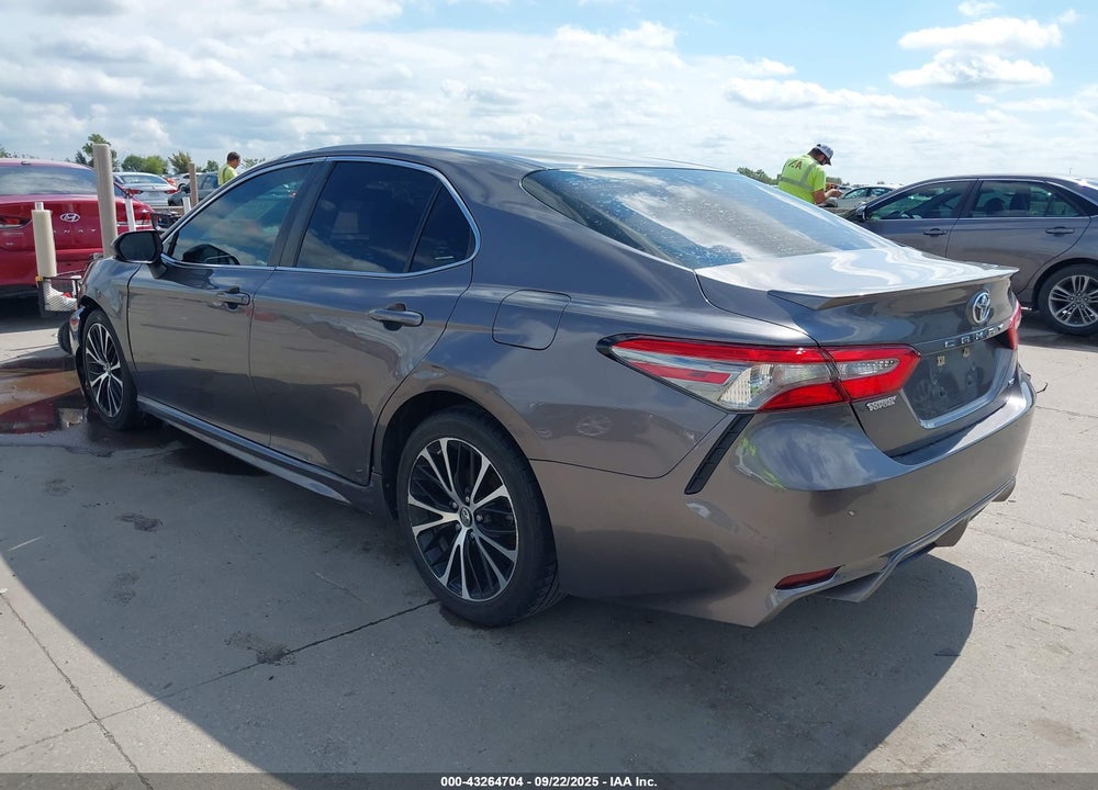 2018 TOYOTA CAMRY SE VIN: 4T1B11HK5JU572463