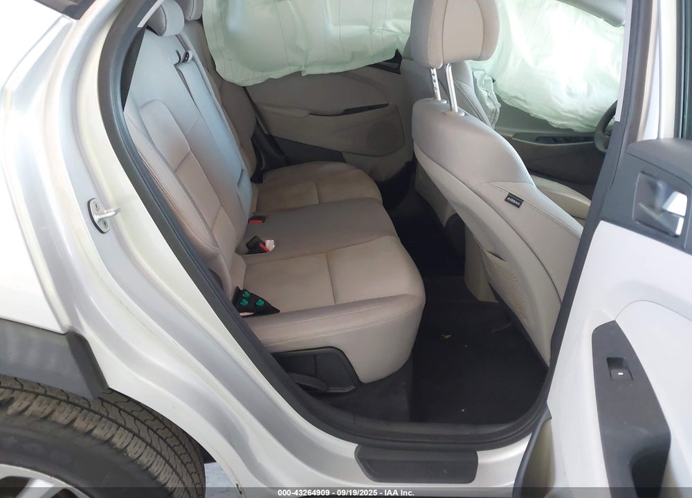 2016 HYUNDAI TUCSON VIN: KM8J33A48GU172368