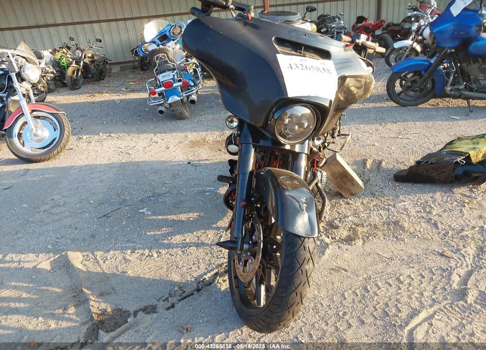 2017 HARLEY-DAVIDSON FLHX VIN: 1HD1KBC19HB653729