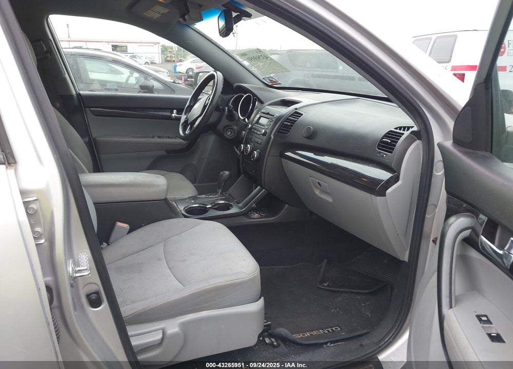2011 KIA SORENTO LX VIN: 5XYKT3A11BG061539