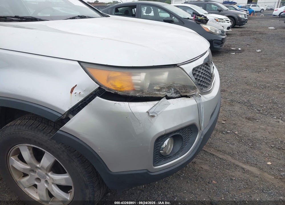 2011 KIA SORENTO LX VIN: 5XYKT3A11BG061539