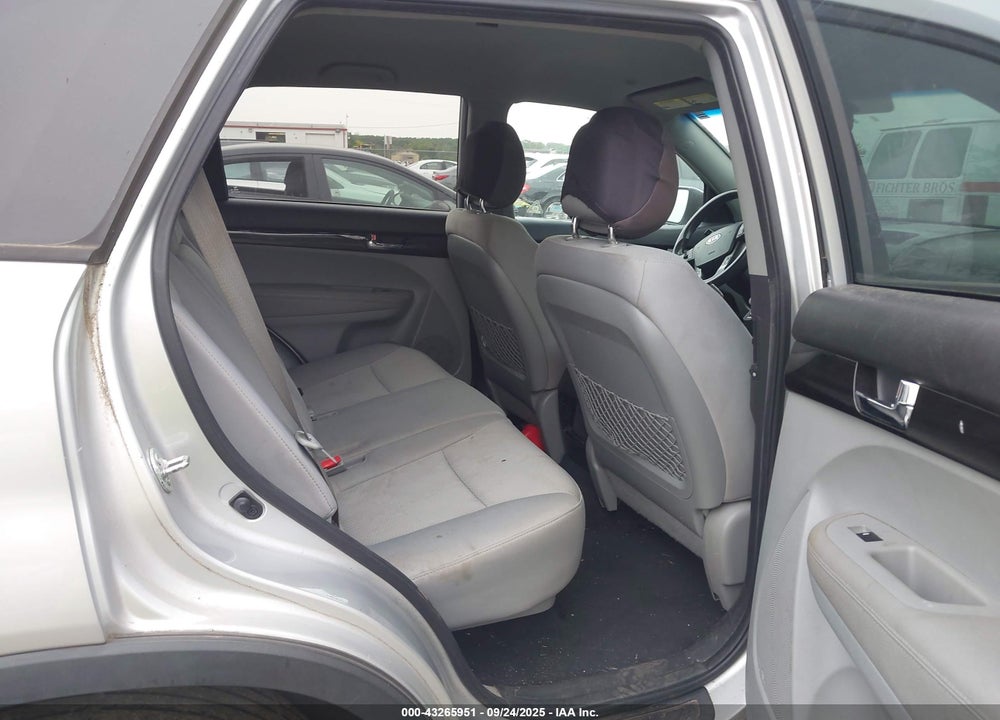 2011 KIA SORENTO LX VIN: 5XYKT3A11BG061539