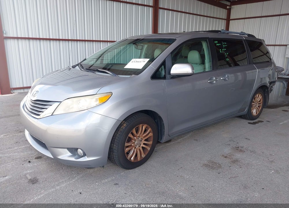 2013 TOYOTA SIENNA XLE V6 8 PASSENGER VIN: 5TDYK3DC4DS283783