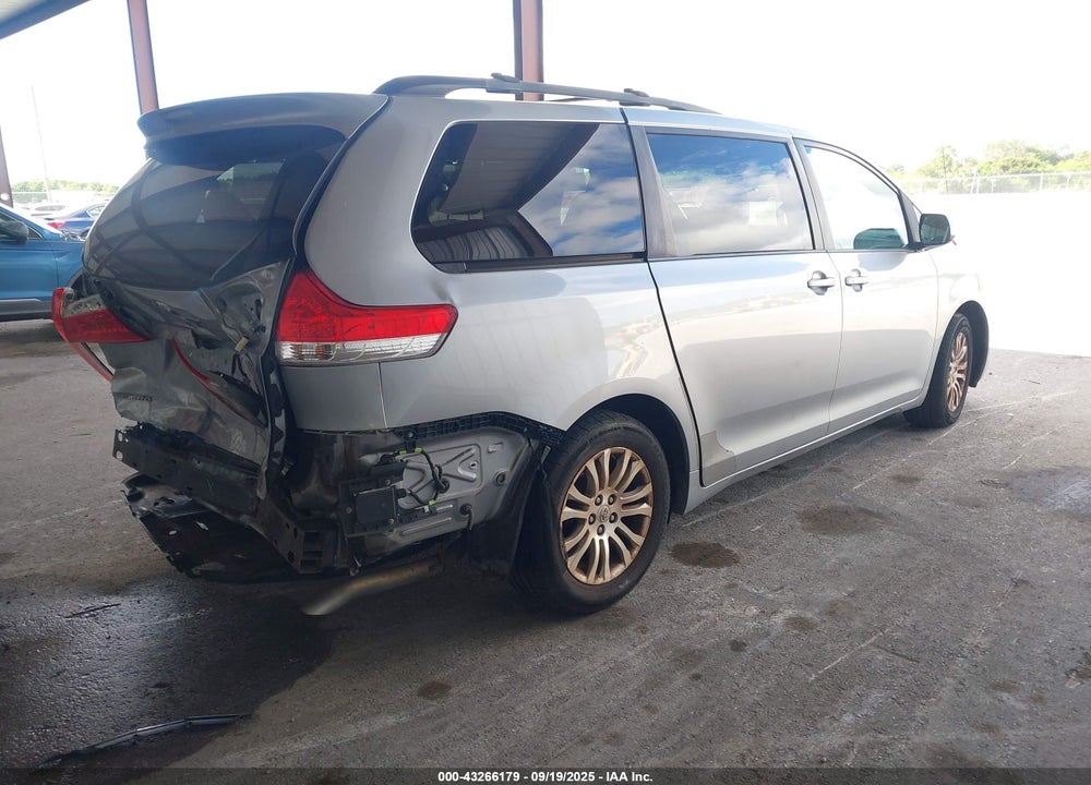 2013 TOYOTA SIENNA XLE V6 8 PASSENGER VIN: 5TDYK3DC4DS283783