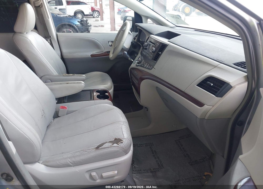2013 TOYOTA SIENNA XLE V6 8 PASSENGER VIN: 5TDYK3DC4DS283783