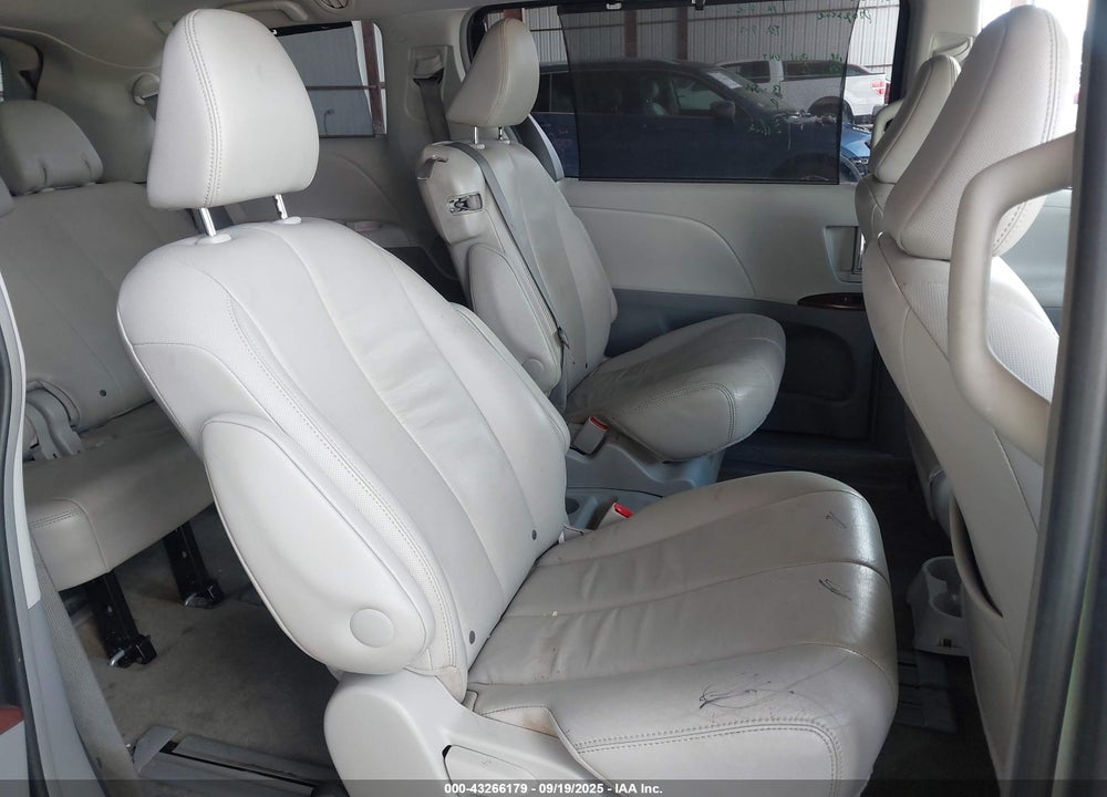 2013 TOYOTA SIENNA XLE V6 8 PASSENGER VIN: 5TDYK3DC4DS283783