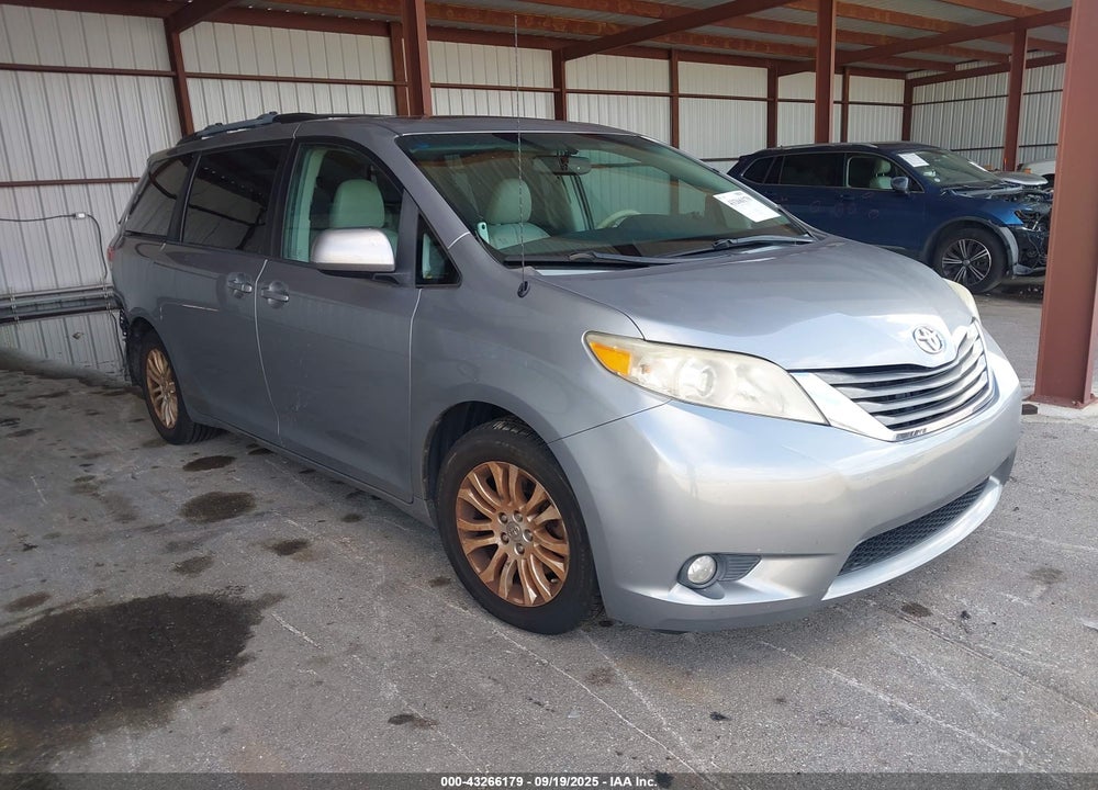 2013 TOYOTA SIENNA XLE V6 8 PASSENGER VIN: 5TDYK3DC4DS283783