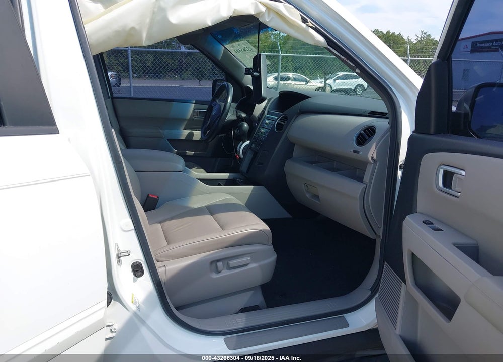 2011 HONDA PILOT VIN: 5FNYF3H61BB005711