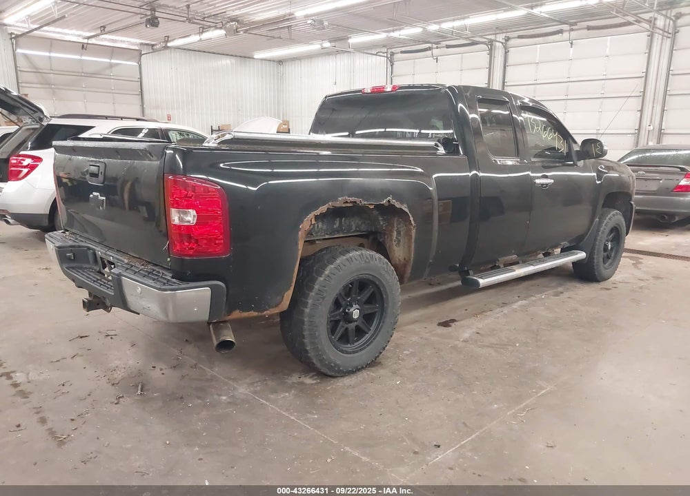 2011 CHEVROLET SILVERADO 1500 LT VIN: 1GCRKSE32BZ402116