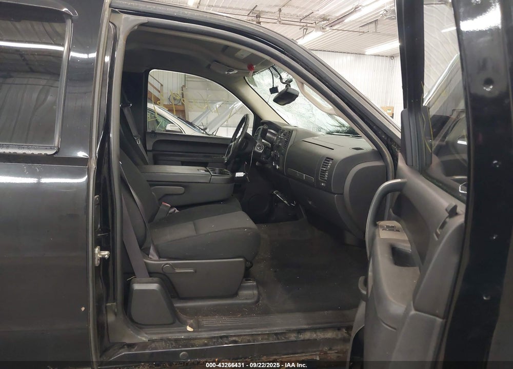 2011 CHEVROLET SILVERADO 1500 LT VIN: 1GCRKSE32BZ402116