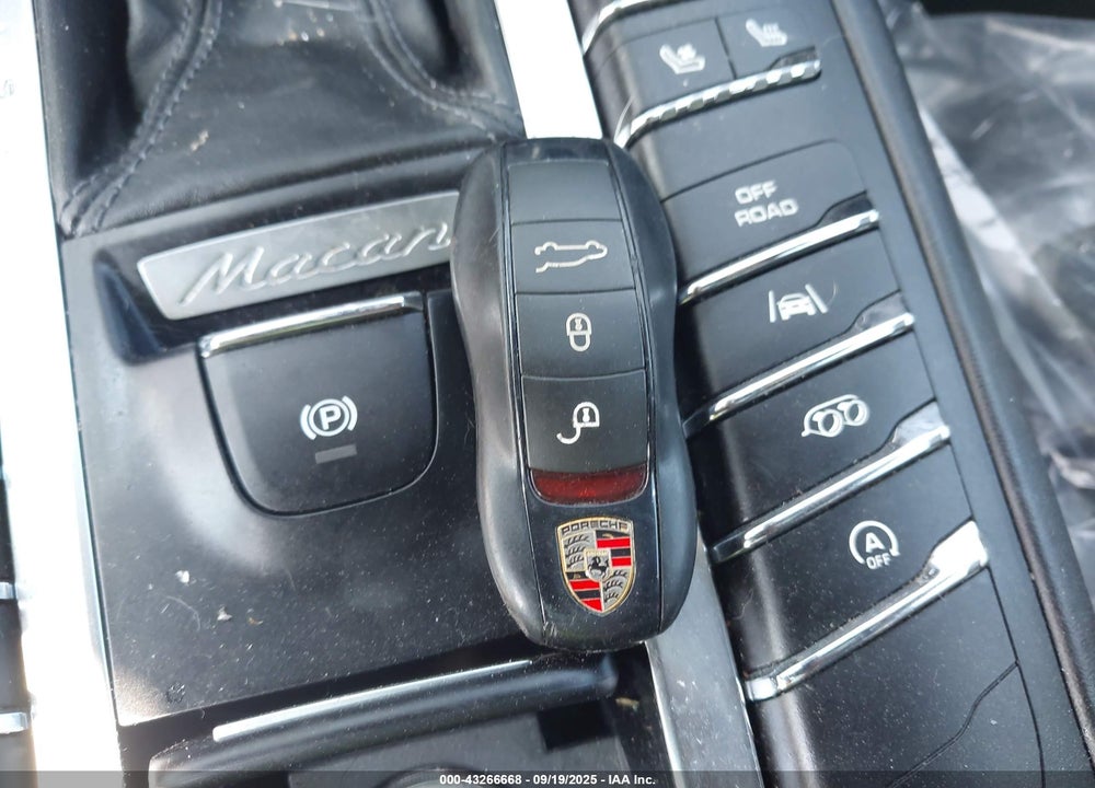 2017 PORSCHE MACAN VIN: WP1AG2A57HLB51982
