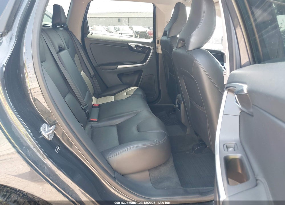 2016 VOLVO XC60 VIN: YV4612RK9G2814702