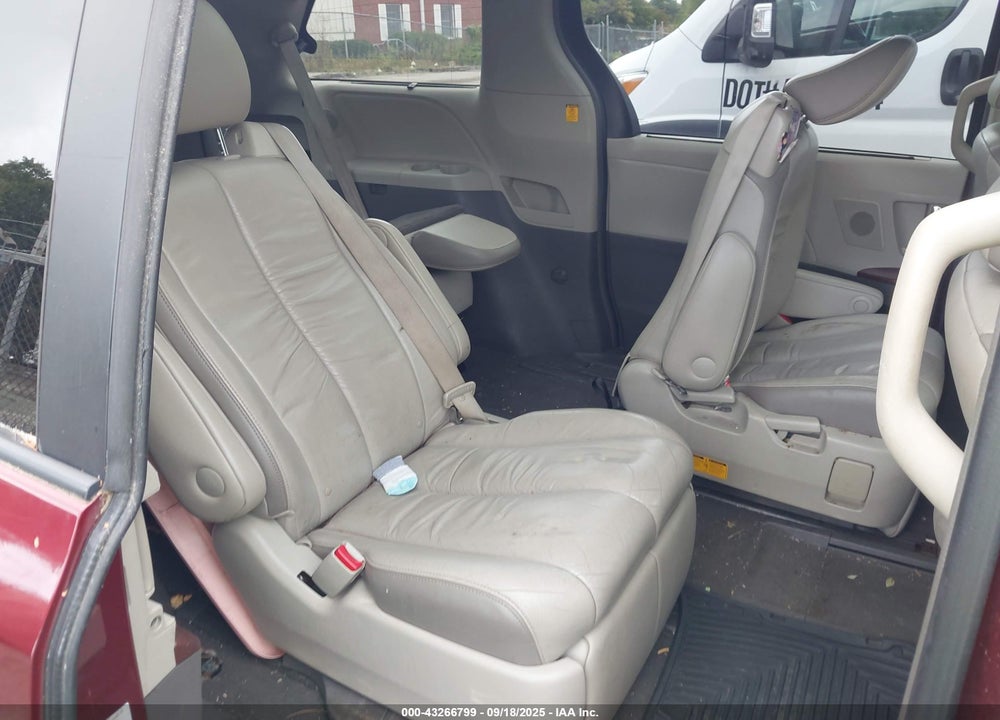 2011 TOYOTA SIENNA LIMITED VIN: 5TDDK3DC8BS004590