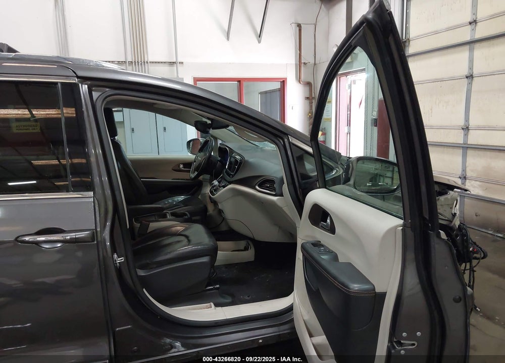 2018 CHRYSLER PACIFICA VIN: 2C4RC1BG5JR185801