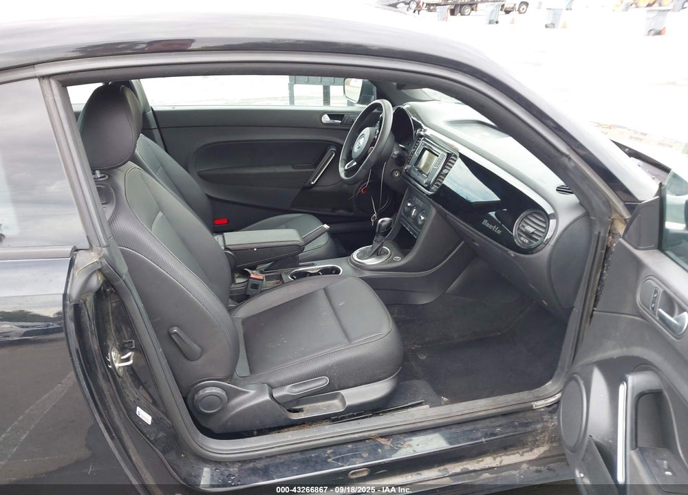 2016 VOLKSWAGEN BEETLE VIN: 3VWF17AT0GM609506