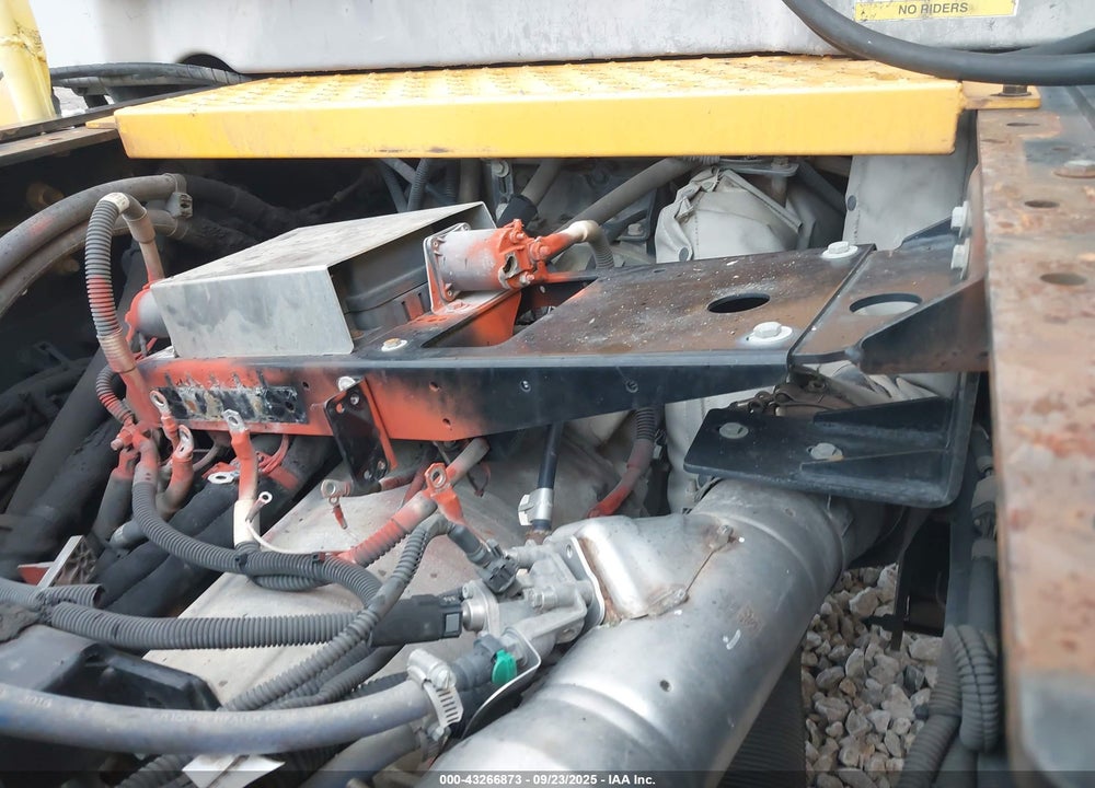 2017 OTTAWA T2 4X2 YARD TRUCK VIN: 345243