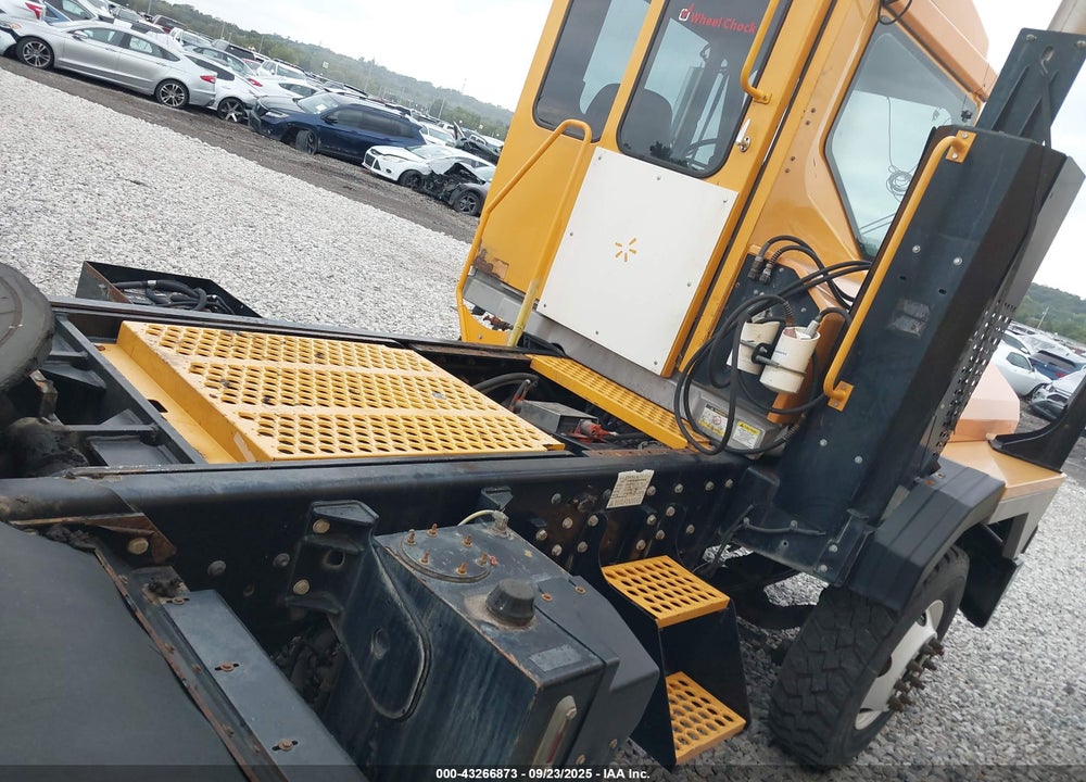 2017 OTTAWA T2 4X2 YARD TRUCK VIN: 345243