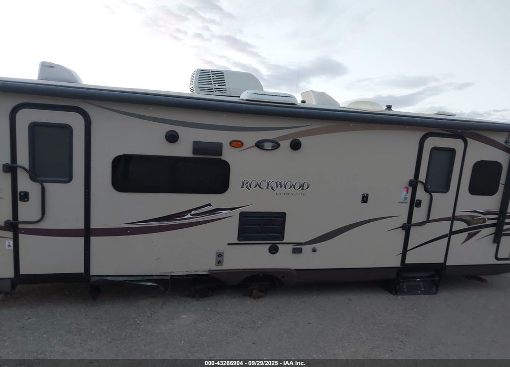 2015 ROCKWOOD ULTRA LITE 2604WS TRAVEL TRAILER VIN: 4X4TRLB27FZ133100