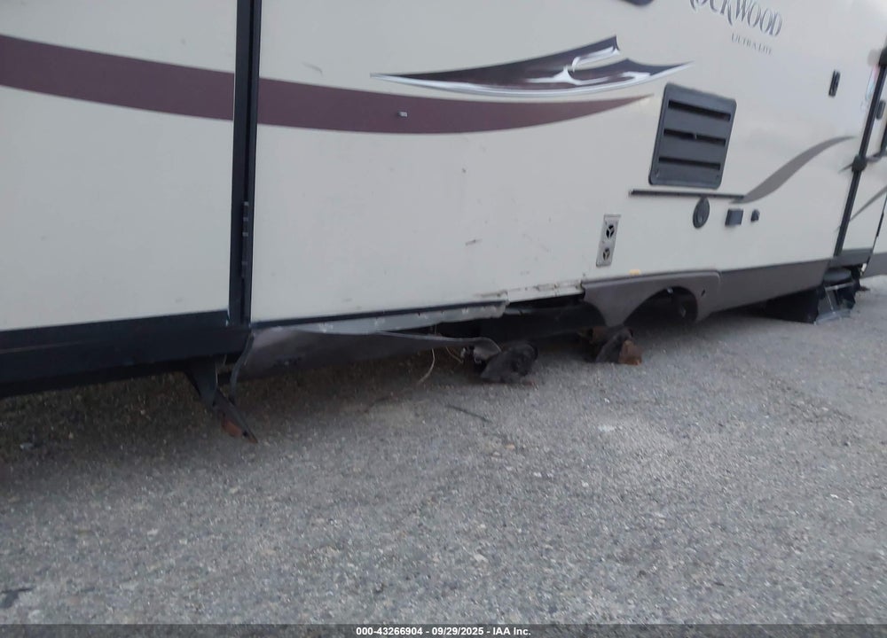 2015 ROCKWOOD ULTRA LITE 2604WS TRAVEL TRAILER VIN: 4X4TRLB27FZ133100