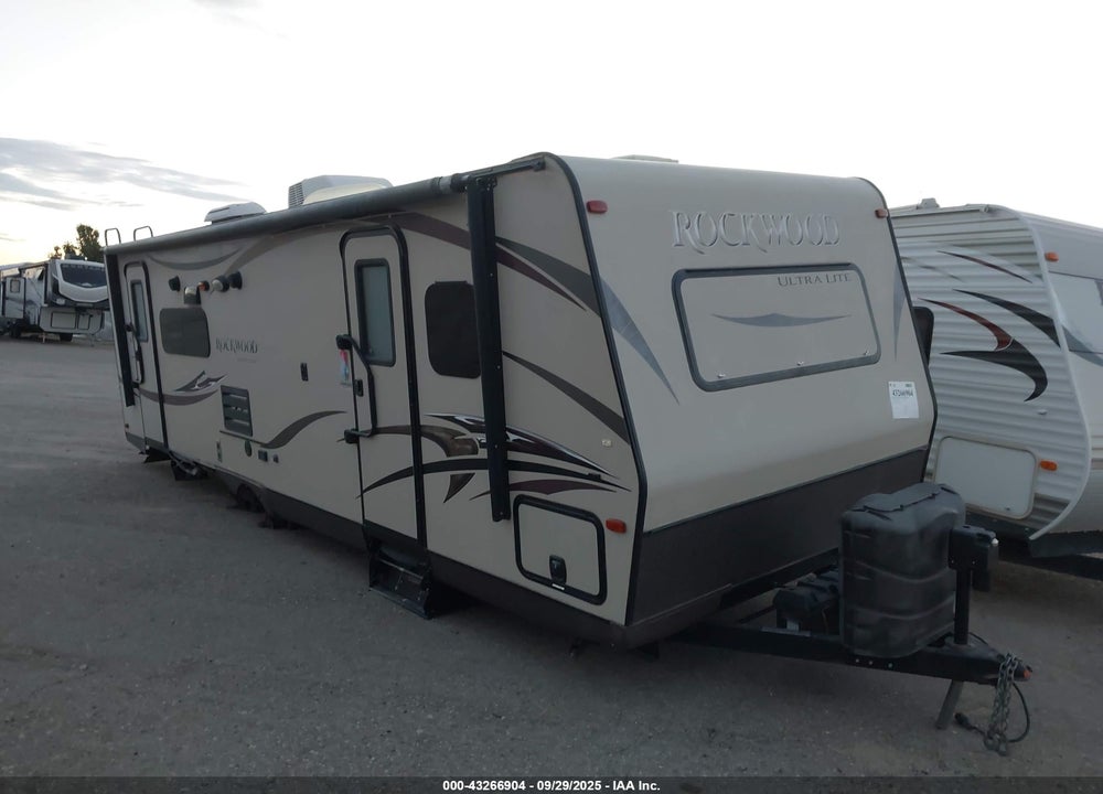2015 ROCKWOOD ULTRA LITE 2604WS TRAVEL TRAILER VIN: 4X4TRLB27FZ133100