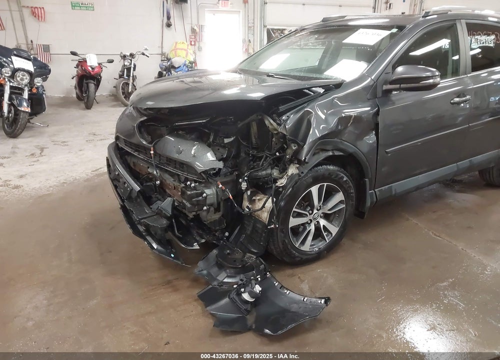 2018 TOYOTA RAV4 XLE VIN: 2T3RFREV7JW766433