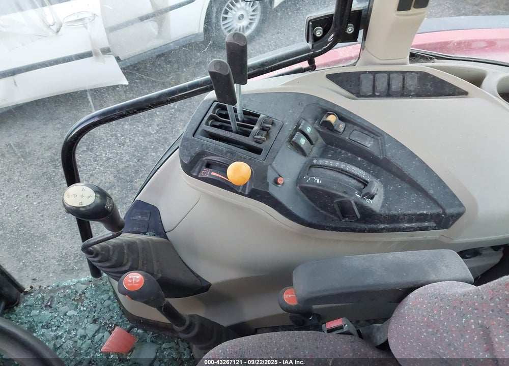 2018 MASSEY FERGUSON 4707 TRACTOR AND LOA VIN: AG3M931X0JT127021