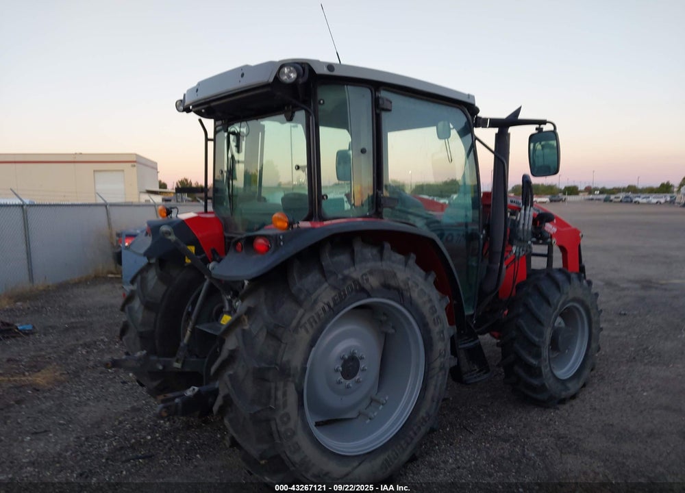 2018 MASSEY FERGUSON 4707 TRACTOR AND LOA VIN: AG3M931X0JT127021