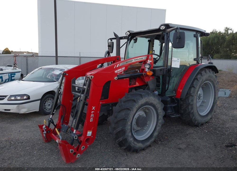 2018 MASSEY FERGUSON 4707 TRACTOR AND LOA VIN: AG3M931X0JT127021