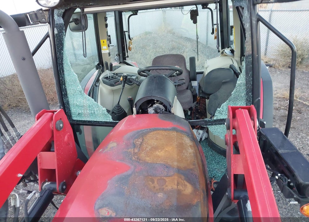 2018 MASSEY FERGUSON 4707 TRACTOR AND LOA VIN: AG3M931X0JT127021