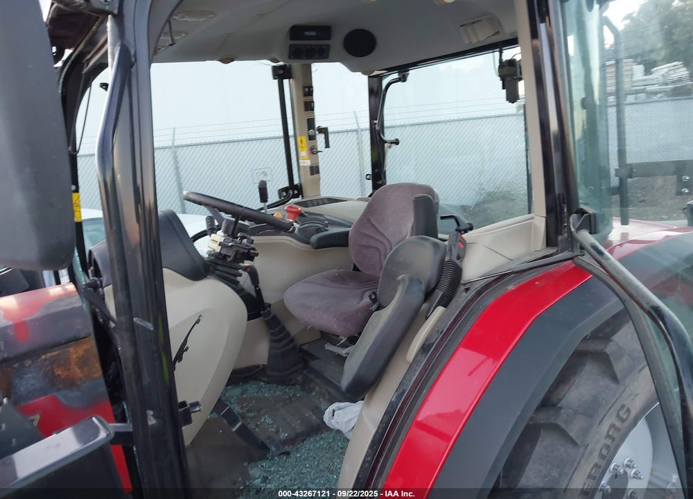 2018 MASSEY FERGUSON 4707 TRACTOR AND LOA VIN: AG3M931X0JT127021