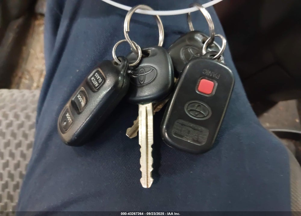 2006 TOYOTA MATRIX VIN: 2T1KR32E26C608013