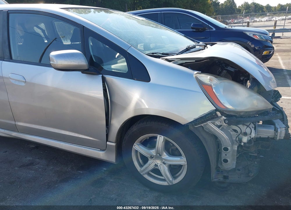 2011 HONDA FIT SPORT VIN: JHMGE8H50BS009222