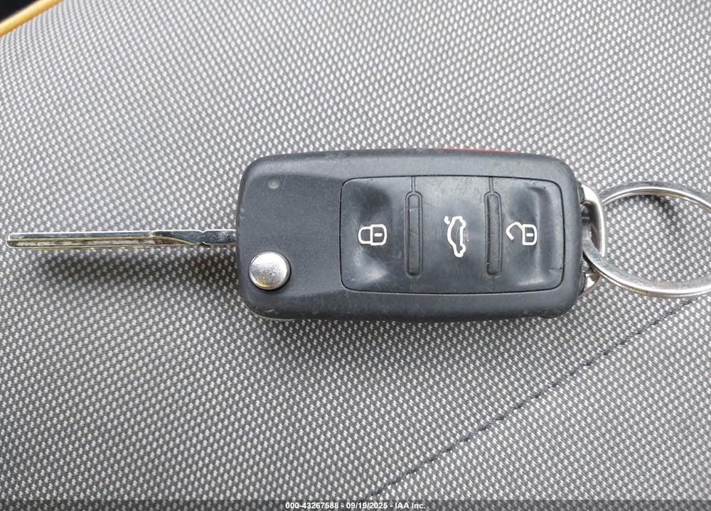 2016 VOLKSWAGEN BEETLE VIN: 3VWS17AT2GM628301