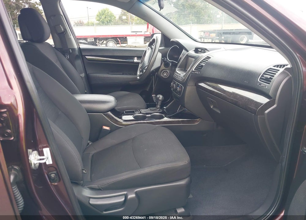 2015 KIA SORENTO LX VIN: 5XYKT3A62FG555006