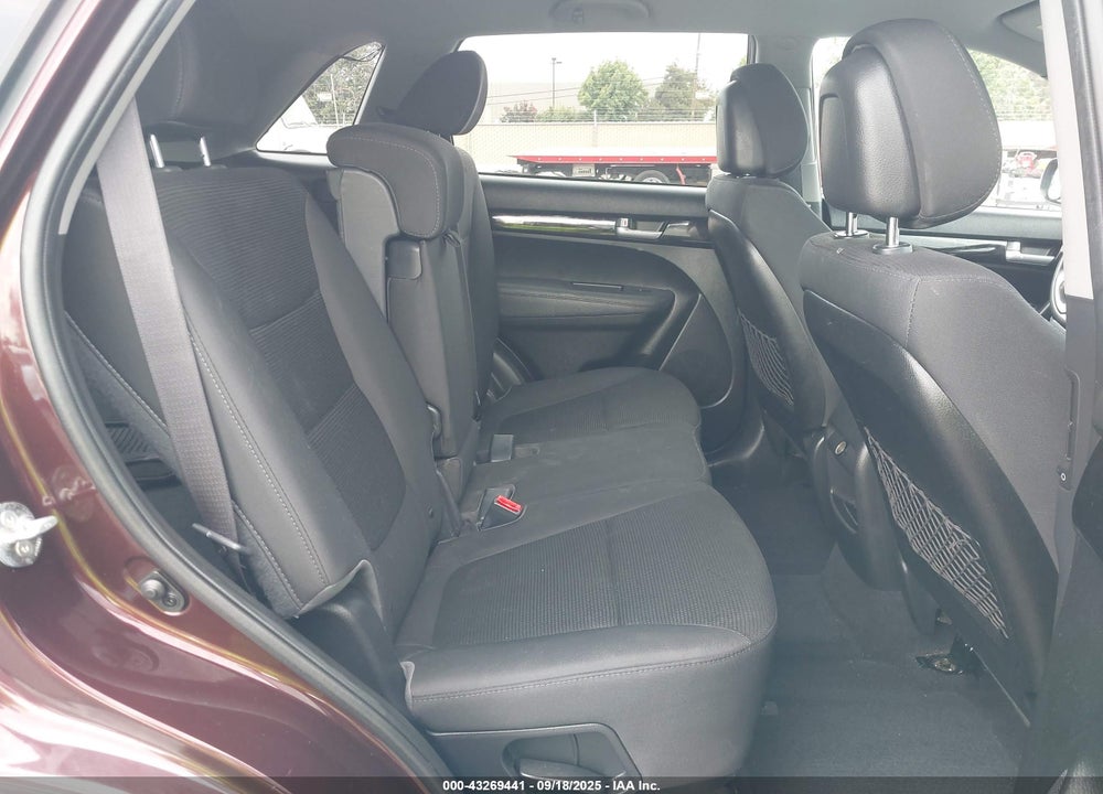 2015 KIA SORENTO LX VIN: 5XYKT3A62FG555006