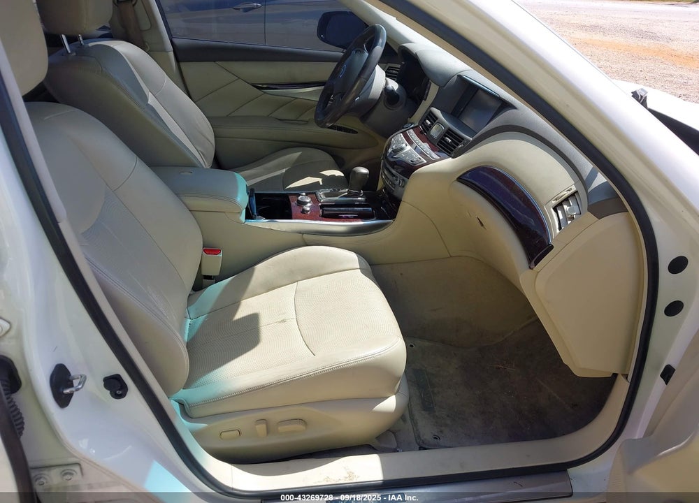 2015 INFINITI Q70 VIN: JN1BY1AR2FM562202