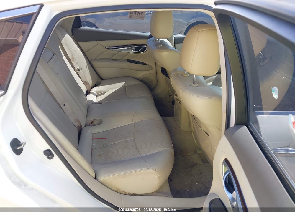 2015 INFINITI Q70 VIN: JN1BY1AR2FM562202